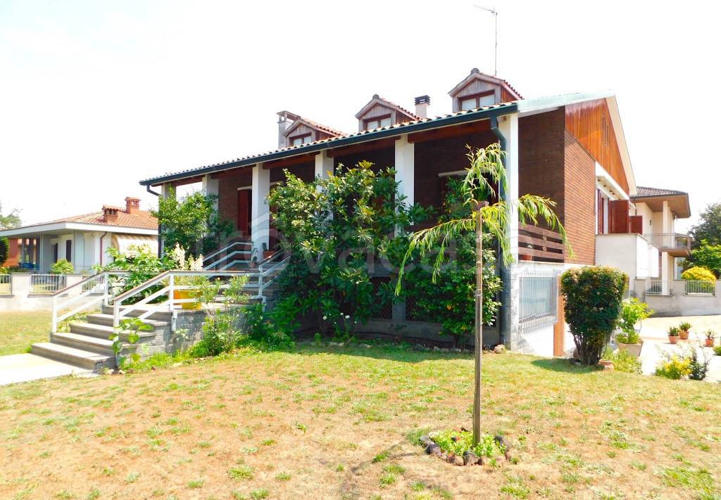 Villa in vendita a Sannazzaro de' Burgondi via Vicinale Pavese, 45