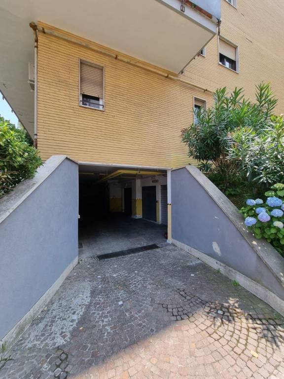 Garage in vendita a Napoli via San Domenico, 38