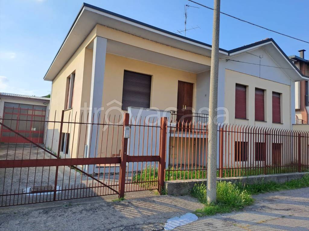 Villa in vendita a Parabiago via Damiano Chiesa, 5