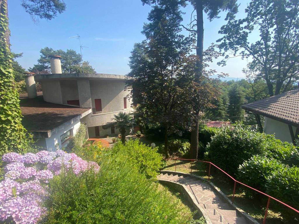 Villa Bifamiliare in vendita ad Appiano Gentile via delle Azalee
