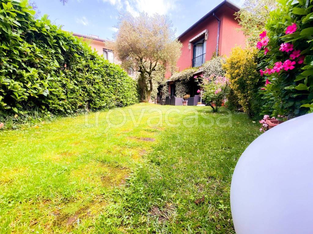 Villa a Schiera in vendita a Lesmo via Silvio Pellico, 14