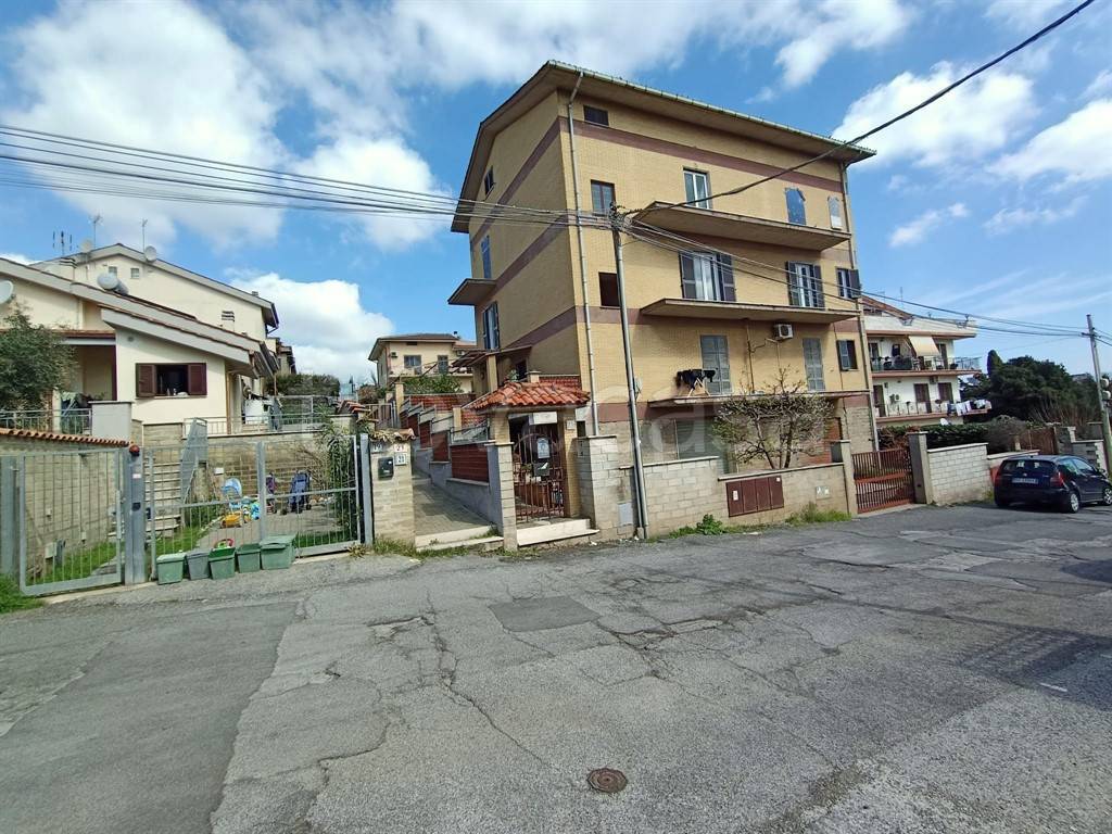 Appartamento in vendita a Roma via Avola