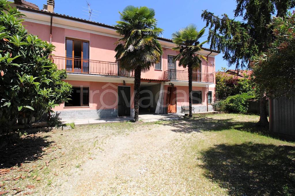 Casa Indipendente in vendita a Vezza d'Alba via Cuneo, 36