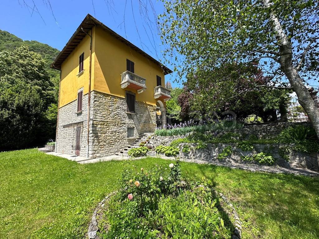 Villa in vendita a Valbrona via Roma, 4