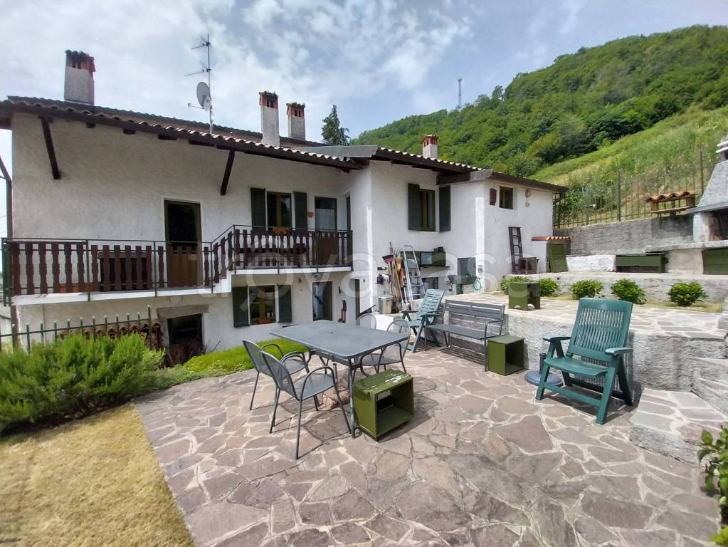 Casa Indipendente in vendita ad Alzano Lombardo via Cà Paterna