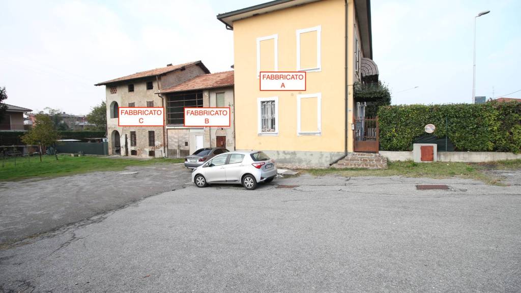 Intero Stabile in vendita a Fara Gera d'Adda via Bergamo, 356