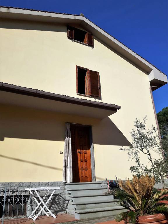 Villa in vendita a Carmignano via ungaretti