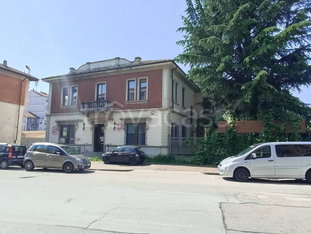 Villa Bifamiliare in vendita a Moncalieri via Camillo Benso di Cavour, 16