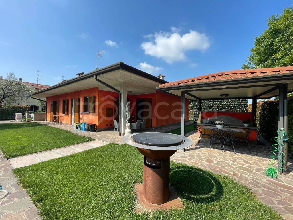 Villa in vendita a Romano di Lombardia via Statale Soncinese 498, 68