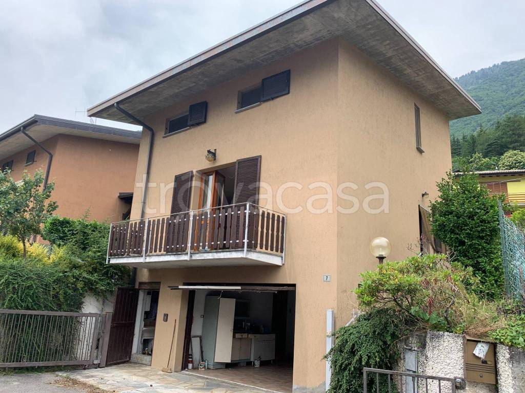 Villa in vendita a Cino via V Alpini