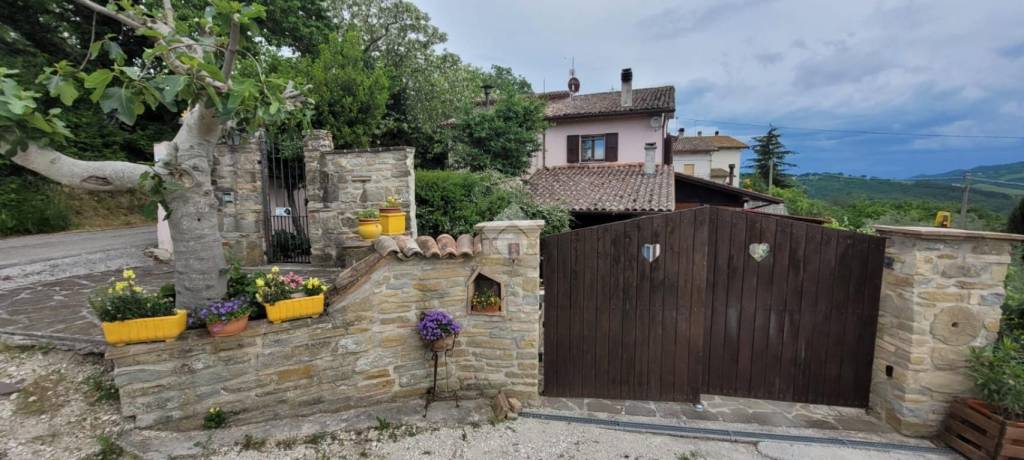 Casa Indipendente in vendita a Nocera Umbra via maccantone