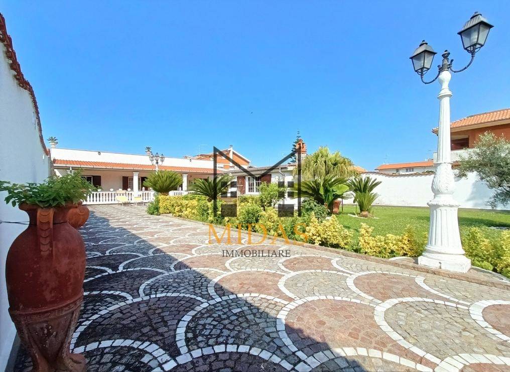 Villa in vendita ad Ardea via Ecuba, 25