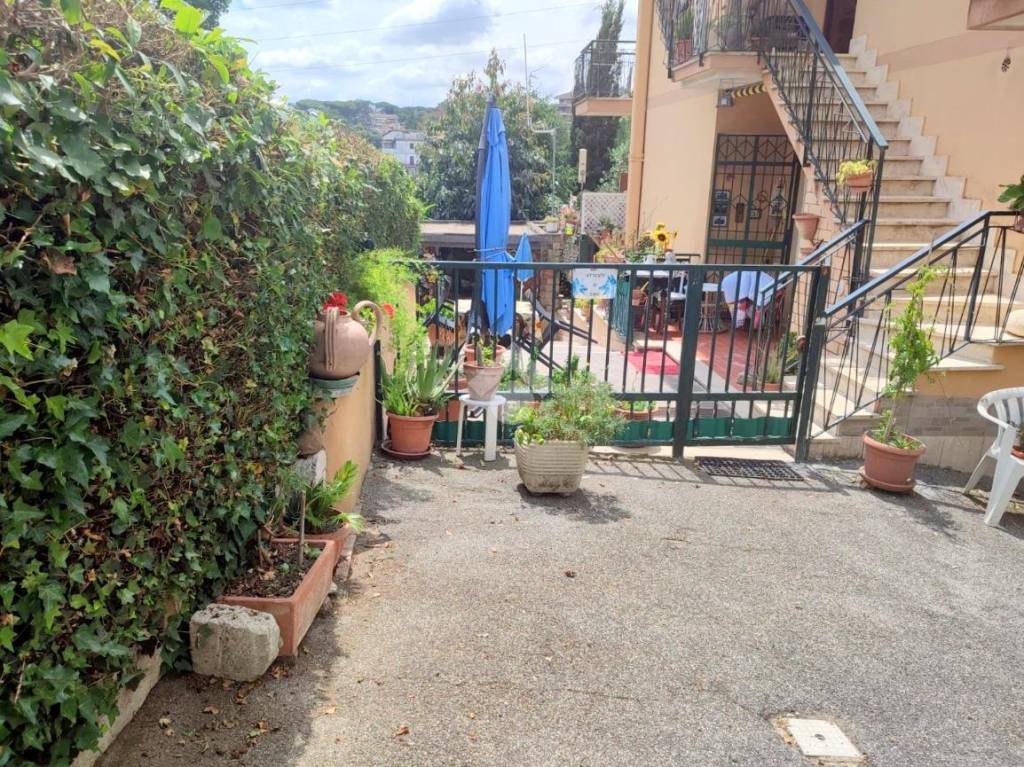 Appartamento in vendita a Roma via Barbarano Romano, 22