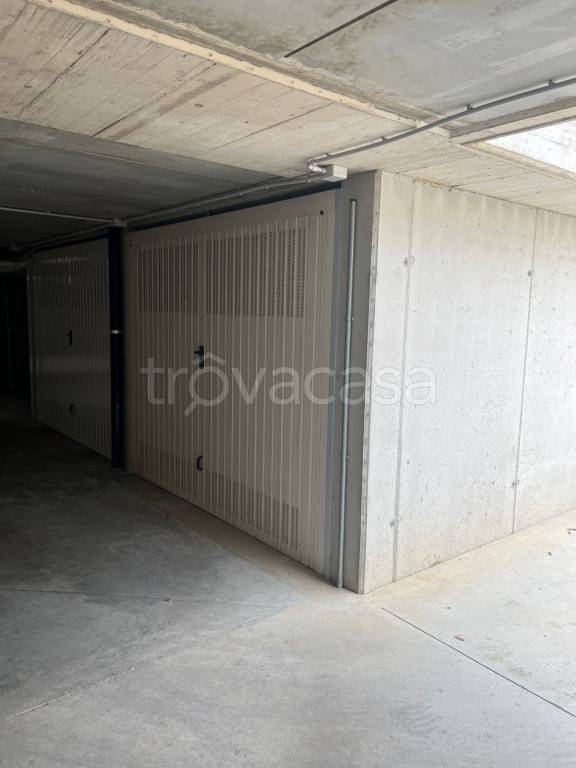 Garage in affitto a Villasanta via Andrea Doria, 9
