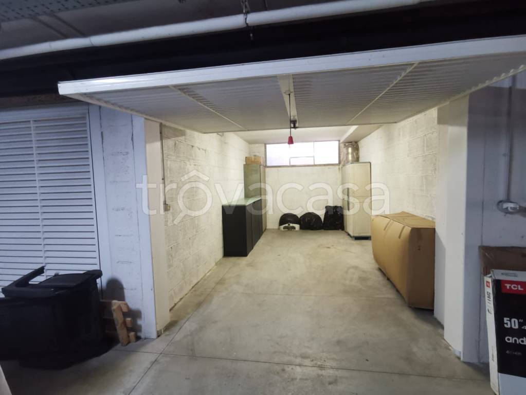 Garage in affitto a Roma via Roberto Raviola, 21