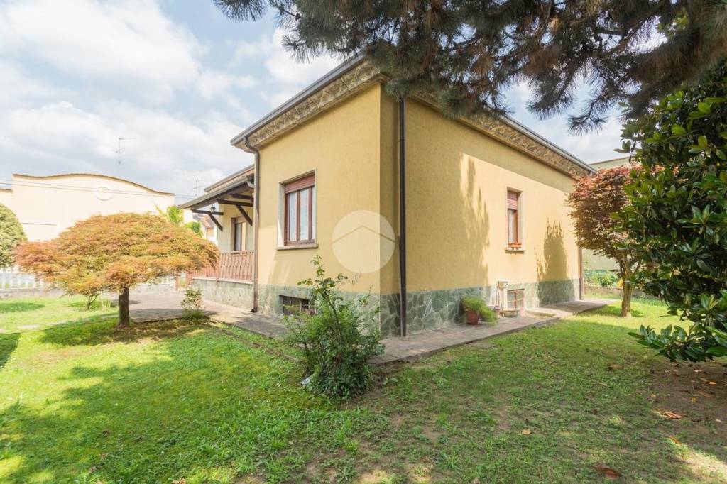 Villa in vendita a Biassono via Ampelio Pessina, 40