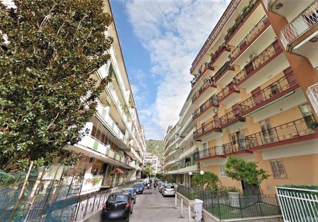 Appartamento in vendita a Napoli via Parmenide, 23