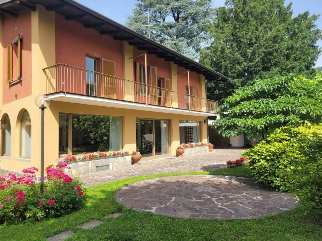 Villa in vendita a Nembro via Roma