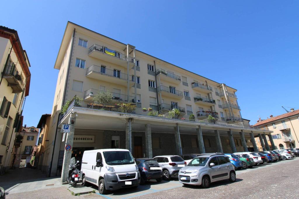 Appartamento in vendita ad Alba piazza Elvio Pertinace, 7