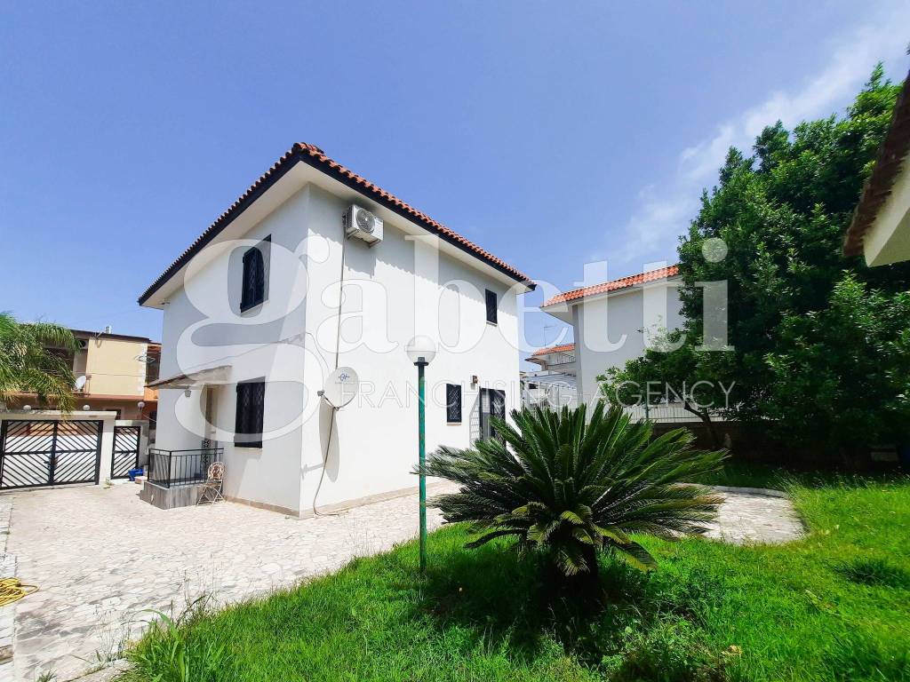 Villa in vendita a Giugliano in Campania via Lago Patria, 245