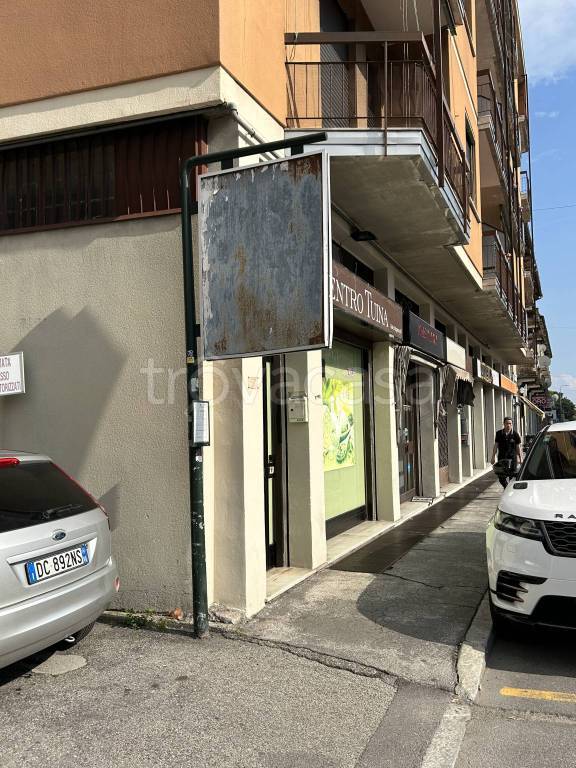Negozio in vendita a Varese viale Valganna