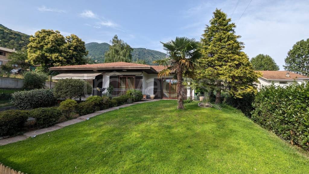 Villa in vendita a Casalzuigno via dei Prati, 1