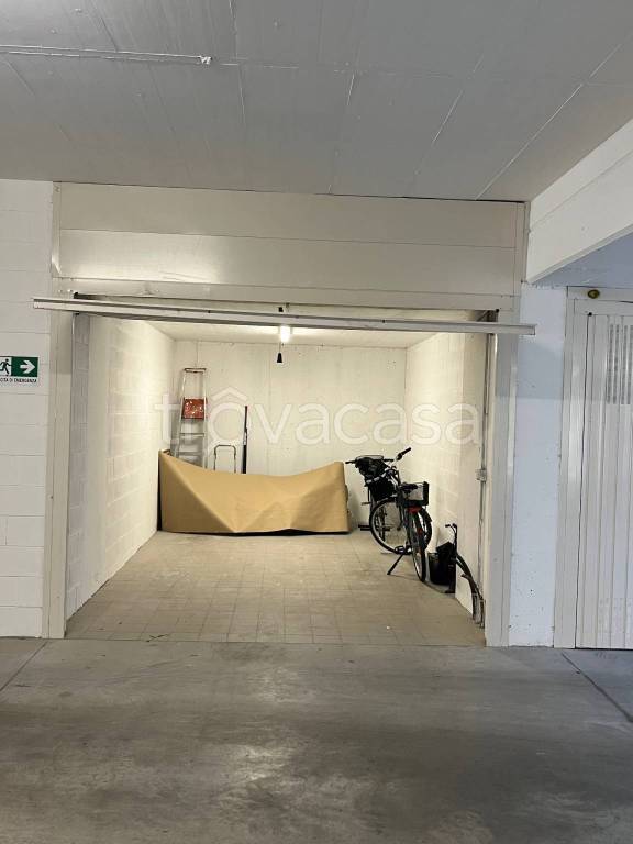 Garage in affitto a Monza via Val Seriana, 6