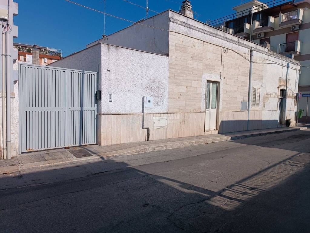 Casa Indipendente in vendita a Bari via Duca d'Aosta, 46