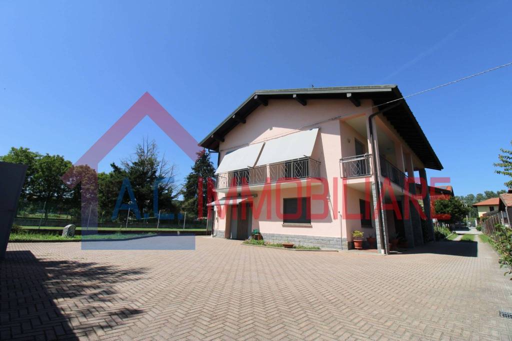 Villa Bifamiliare in vendita a Vergiate via Stazione, 40