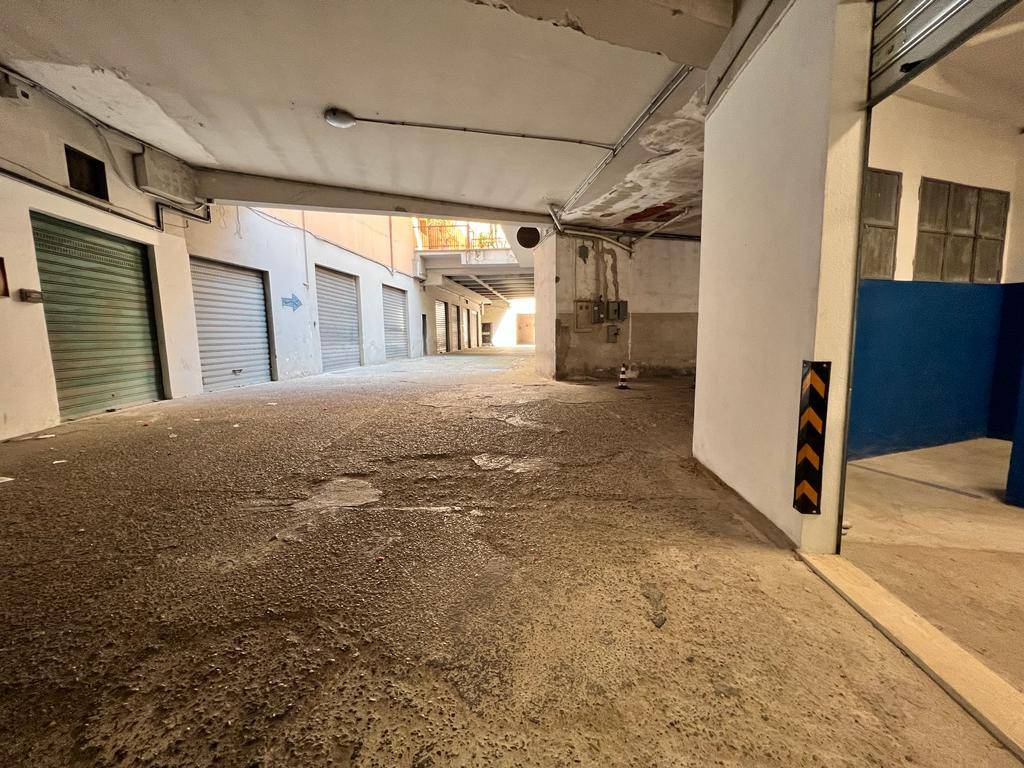 Garage in affitto a Roma via Licinio Murena, 26