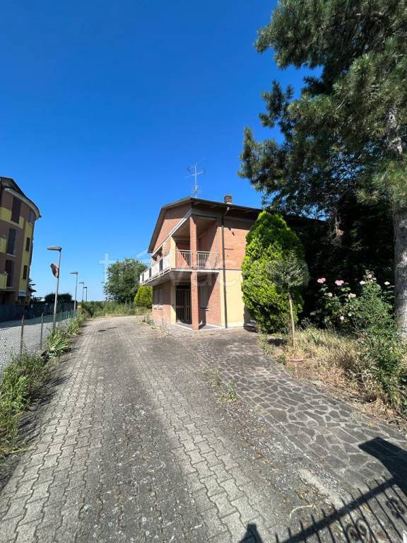 Casa Indipendente in vendita a Cavezzo via Giosuè Carducci, 10