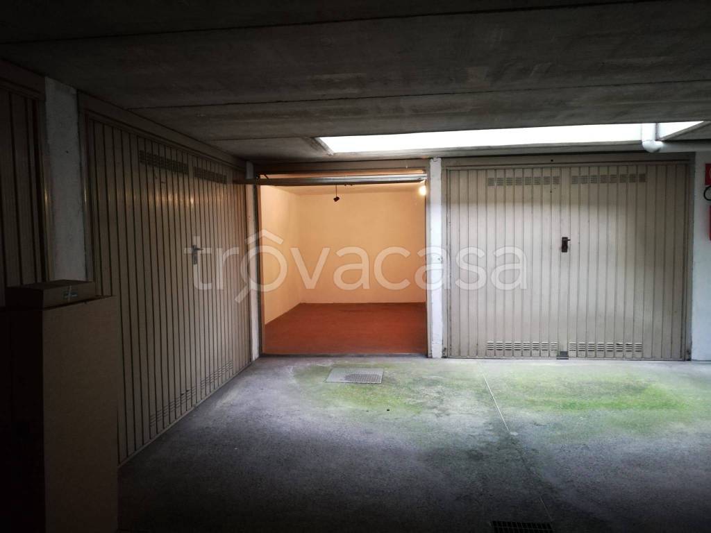 Garage in affitto ad Alzano Lombardo via Fratelli Zanchi