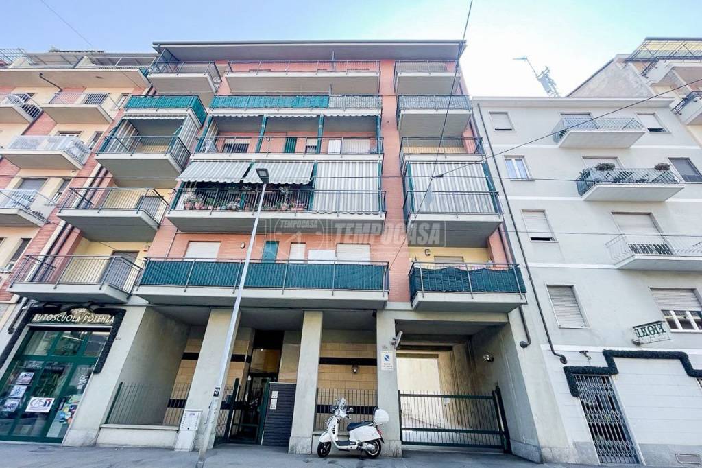 Appartamento in vendita a Torino via venaria 53