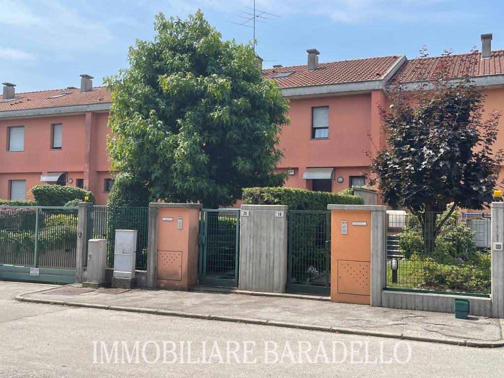 Villa a Schiera in vendita ad Alzate Brianza via Dante Alighieri