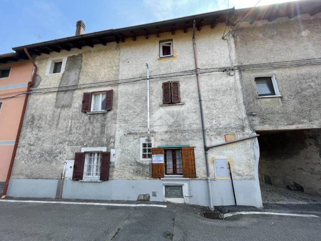 Casa Indipendente in vendita a Gattico-Veruno via s. Pietro, 3