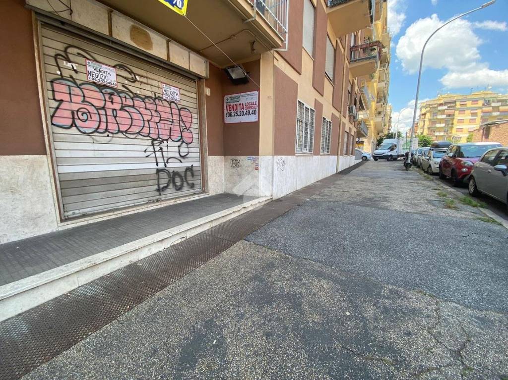 Negozio in vendita a Roma viale Ronchi, 11