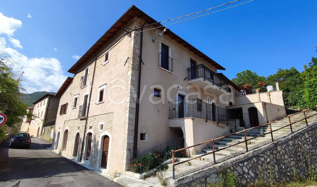 Casa Indipendente in vendita ad Acciano via Vittorio Veneto