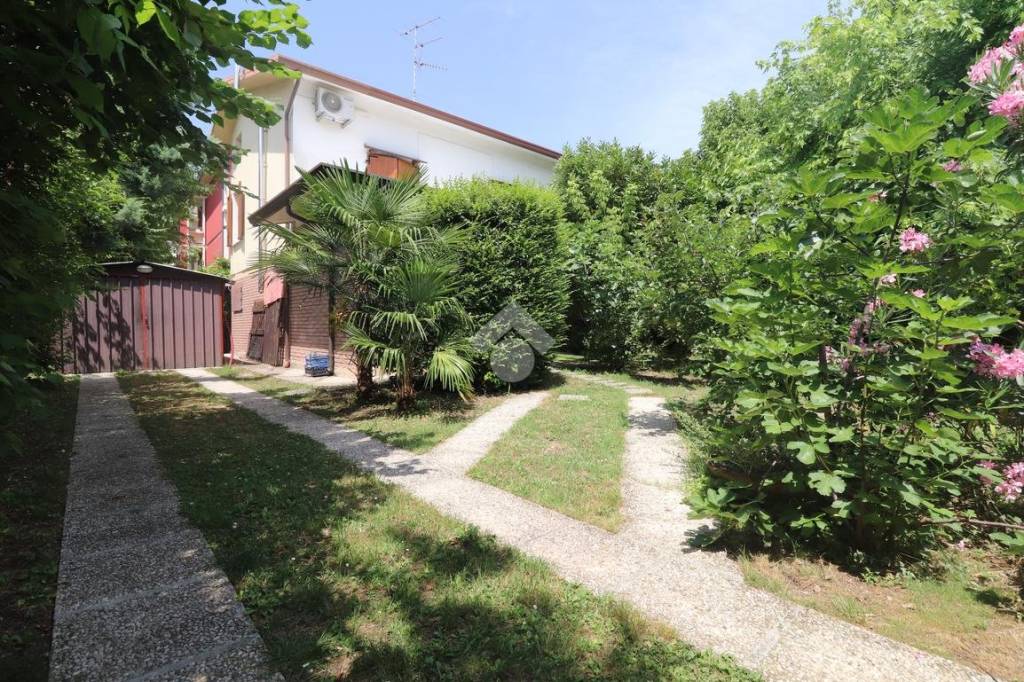 Villa in vendita a Porto Mantovano via Gramsci, 1