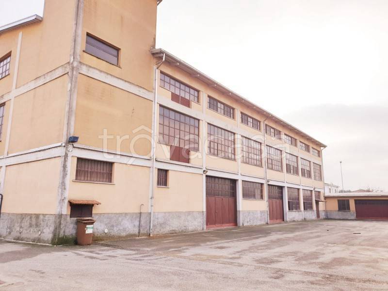 Capannone Industriale in vendita a Vellezzo Bellini via Marconi, 27