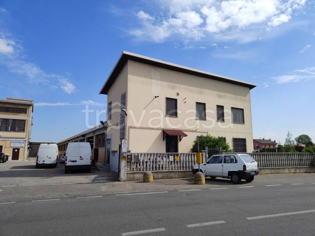 Capannone Industriale in vendita a Vellezzo Bellini via marconi, 31