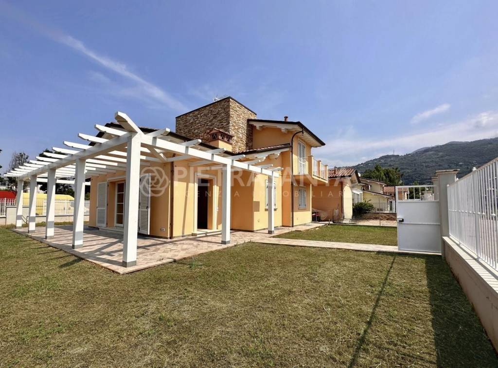 Villa Bifamiliare in vendita a Pietrasanta via Padre Eugenio Barsanti, 3