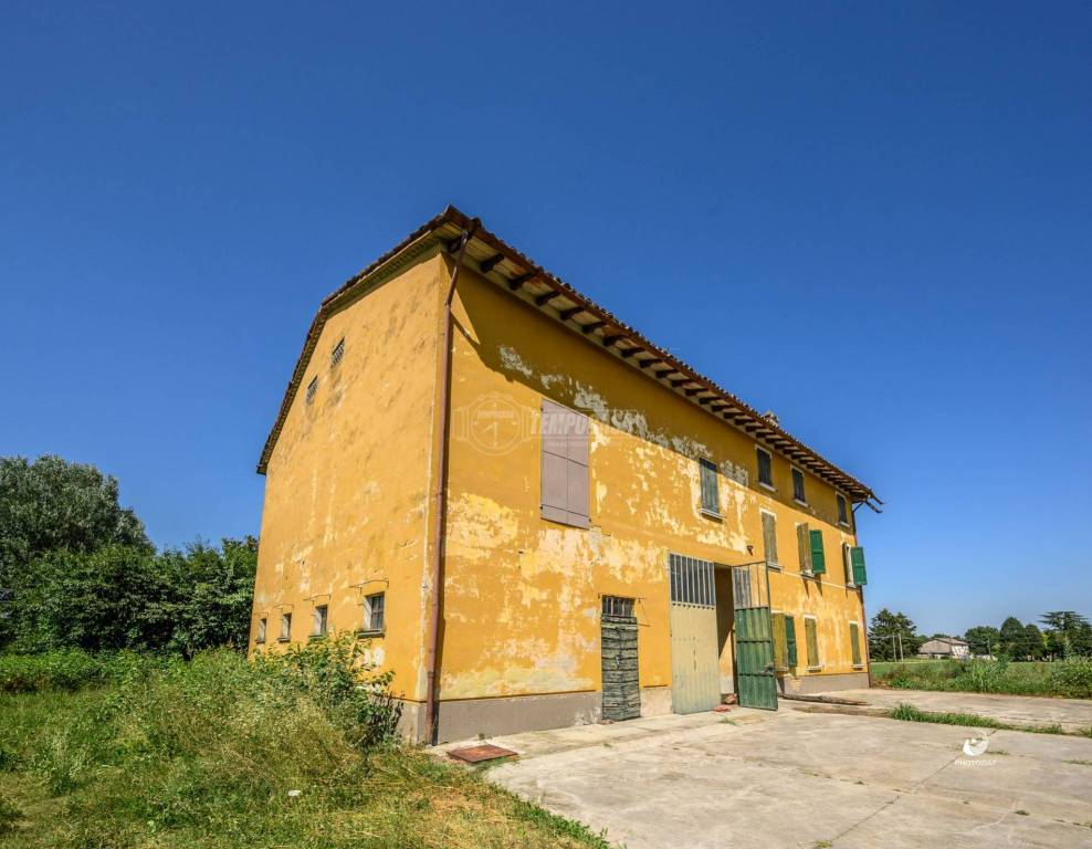 Rustico in vendita a Castelnovo di Sotto via Benvenuto Cellini 20