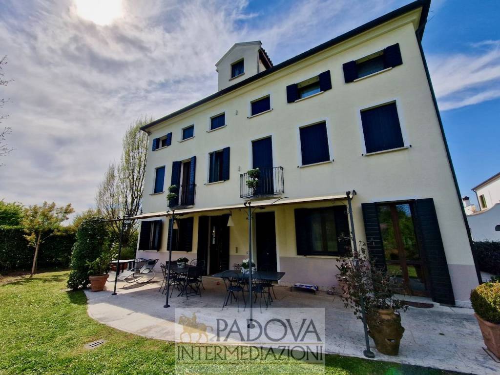 Villa Bifamiliare in vendita a Padova via Decorati al Valor Civile