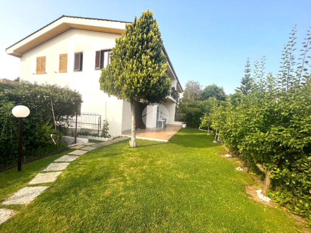 Villa Bifamiliare in vendita ad Anzio via Dei Tigli, 179