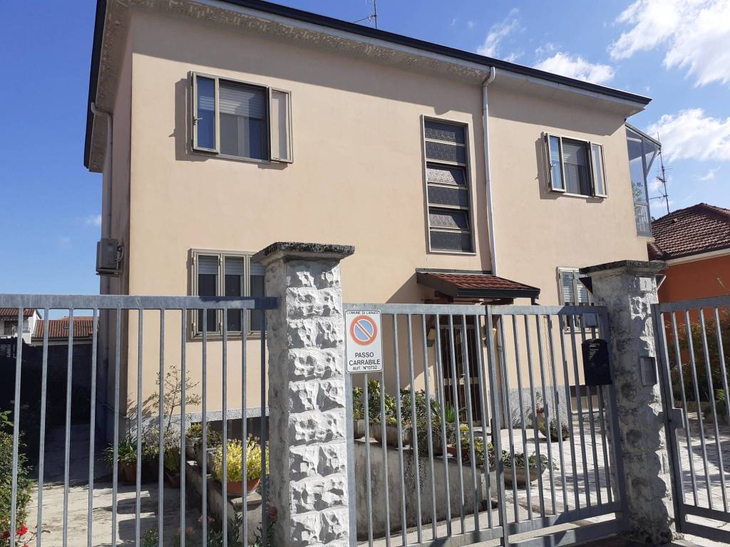 Villa Bifamiliare in vendita a Lainate vicolo Francesco Pastonchi, 2