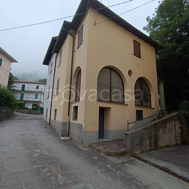 Casa Indipendente in vendita a Lizzano in Belvedere via Angelo Carpani, 21
