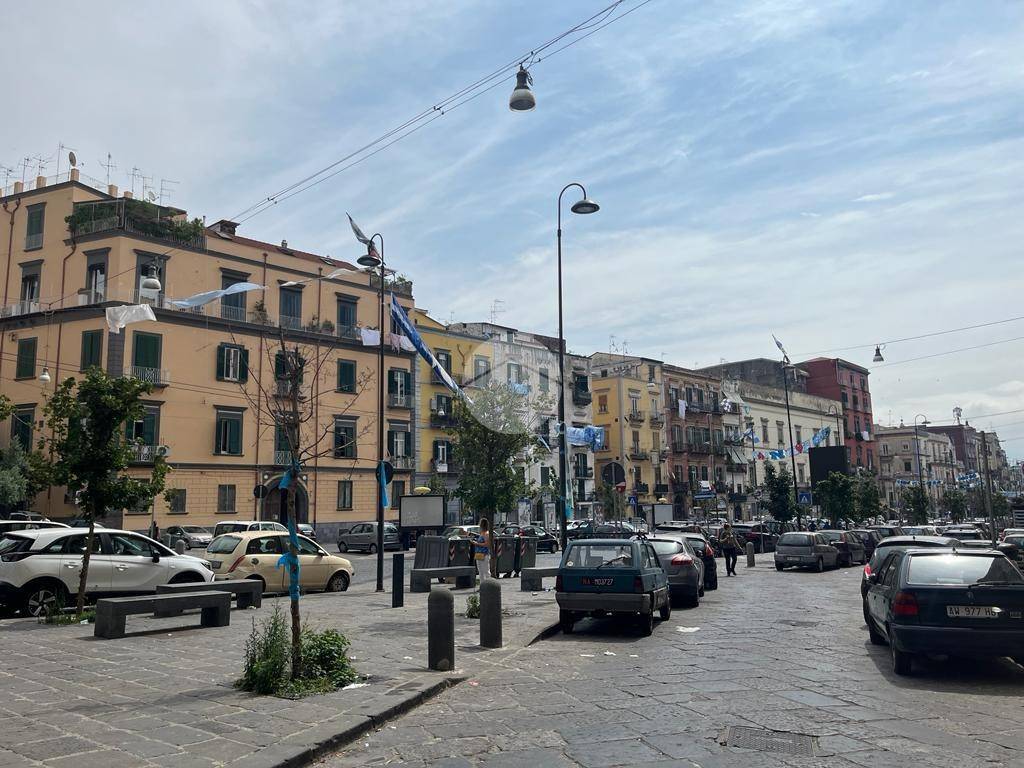 Negozio in vendita a Napoli via Luigi Settembrini, 39