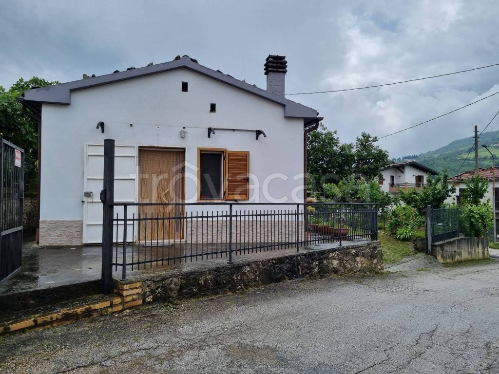 Casa Indipendente in vendita a Farindola contrada Cupoli, 30