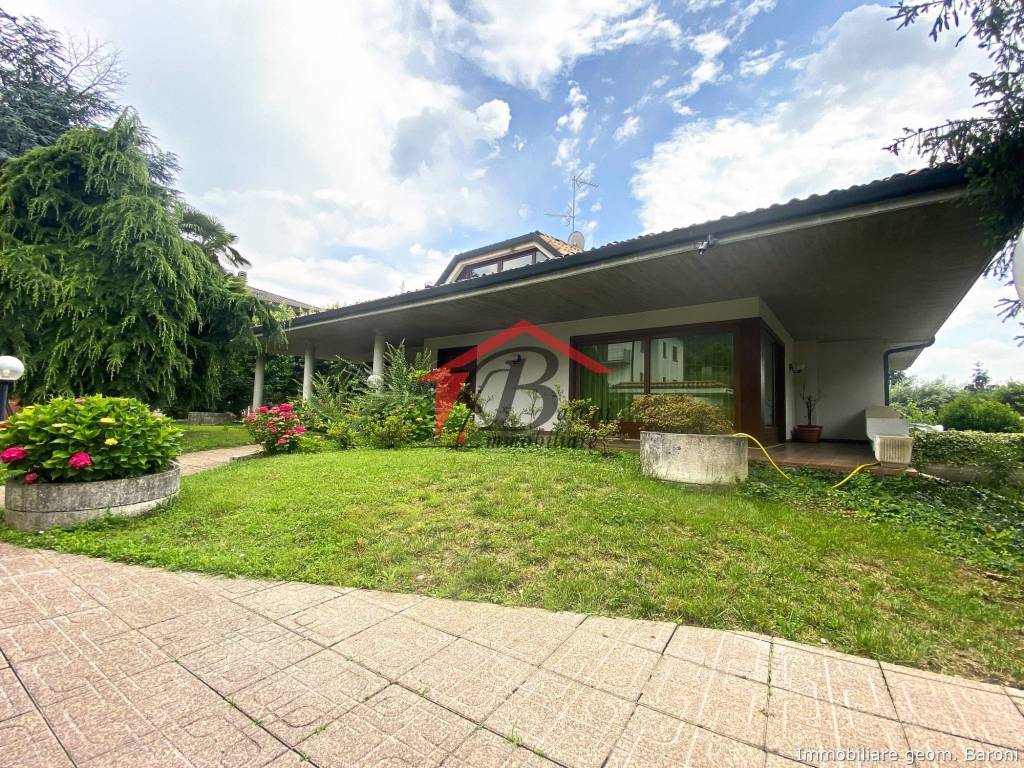 Villa in vendita a San Paolo d'Argon viale della Rimembranza