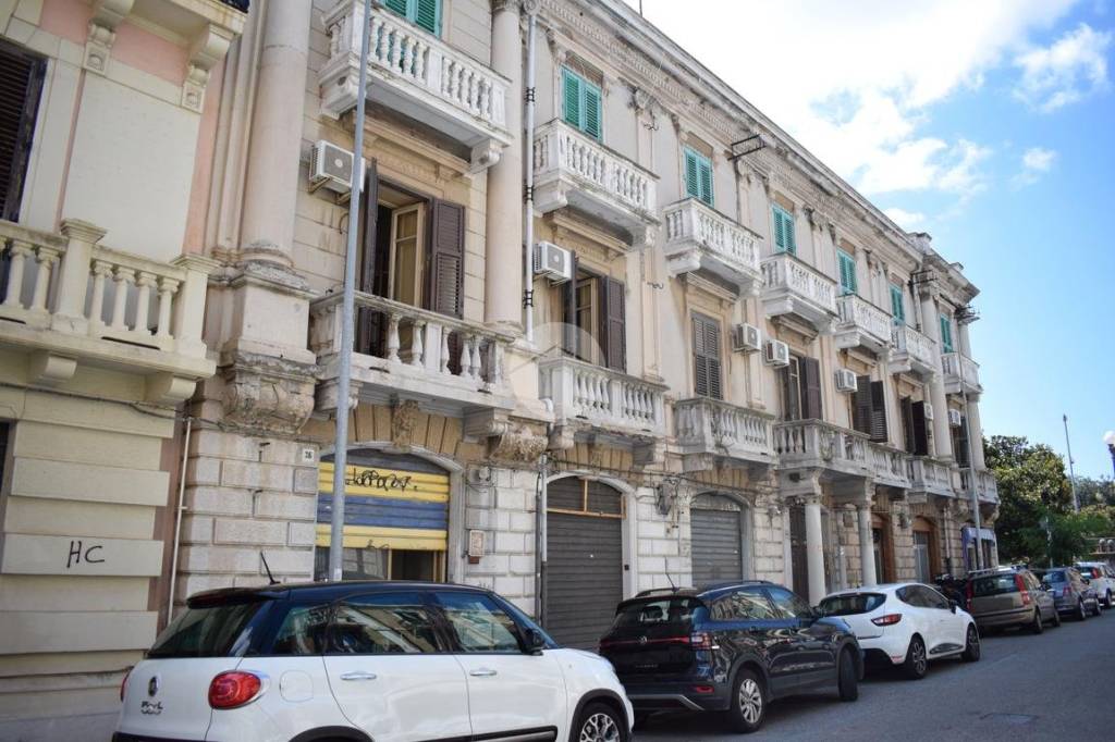 Negozio in affitto a Messina via Argentieri, 36